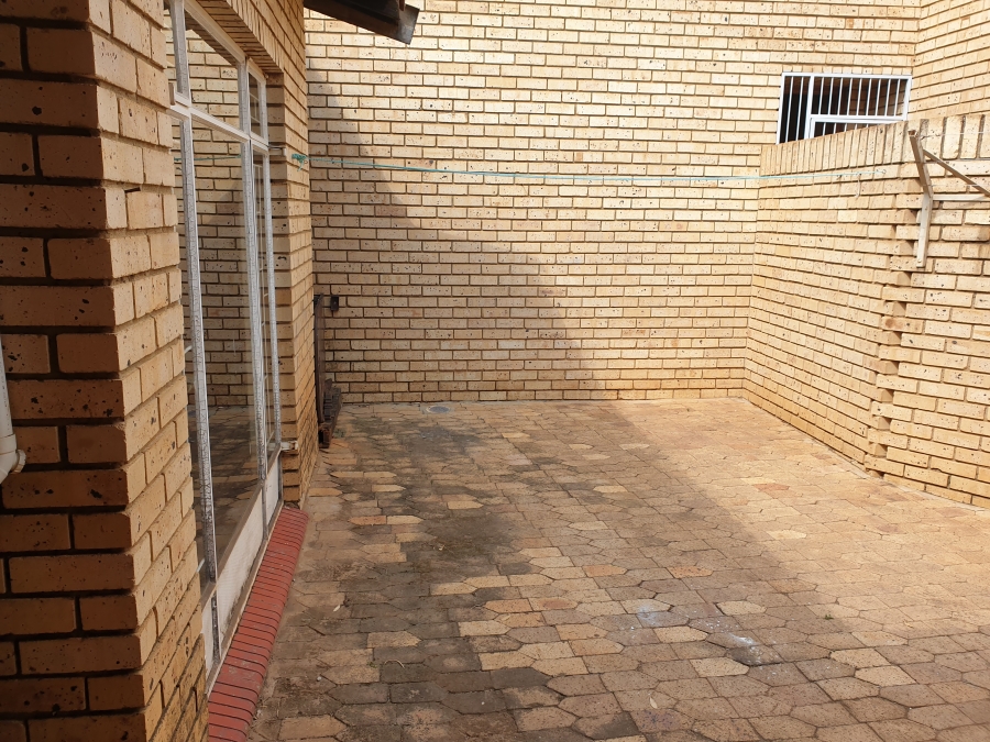 To Let 2 Bedroom Property for Rent in Roosheuwel North West